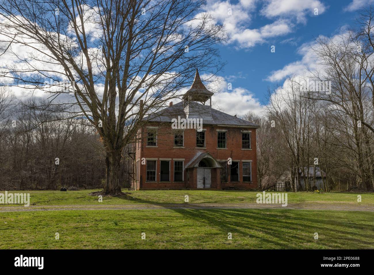 Chilhowie, Virgina, USA - 4. März 2023fd: Barrack High School Building, erbaut um die 1930er Jahre Sit ist verlassen und verfällt. Stockfoto