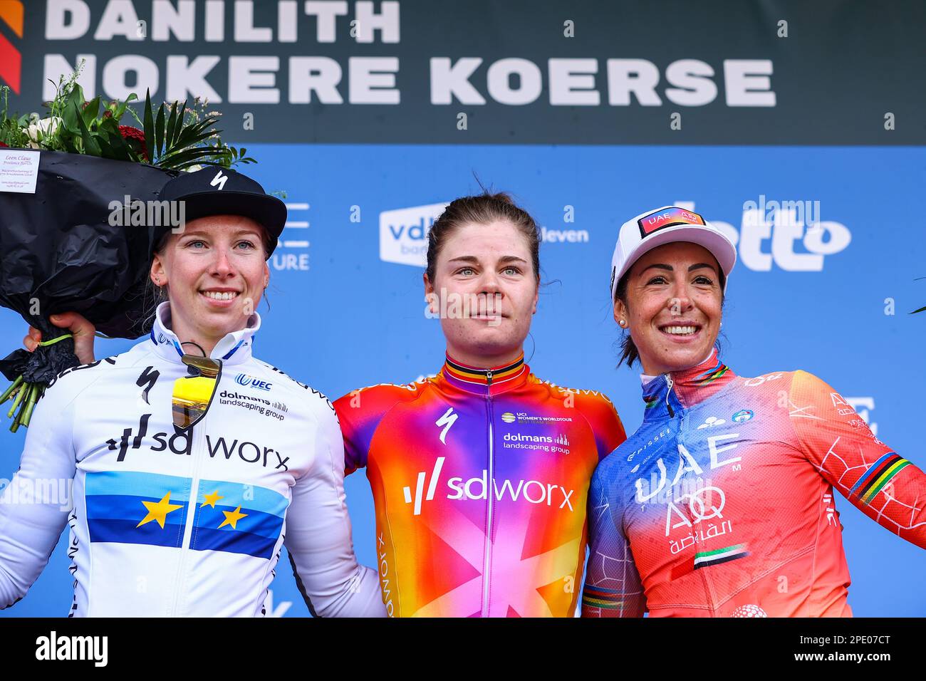 Nokere, Mittwoch, 15. März 2023. Niederländische Lorena Wiebes von SD Worx, belgische Lotte Kopecky von SD Worx und italienische Marta Bastianelli vom Team ADQ der Vereinigten Arabischen Emirate, abgebildet auf dem Podium nach dem eintägigen Radrennen „Nokere Koerse“, 129,1 km von Deinze nach Nokere, Mittwoch, 15. März 2023. BELGA FOTO DAVID PINTENS Stockfoto