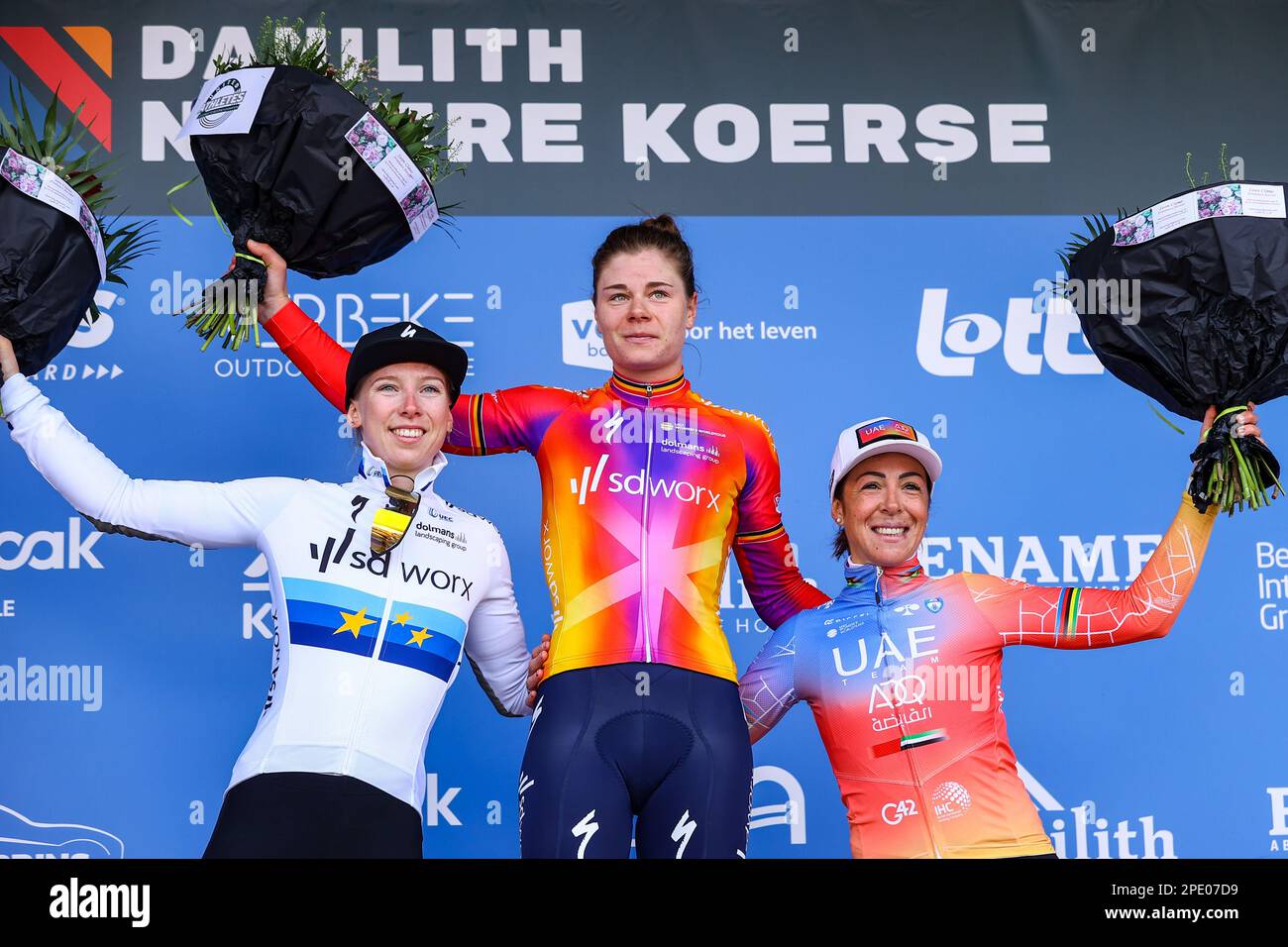 Nokere, Mittwoch, 15. März 2023. Niederländische Lorena Wiebes von SD Worx, belgische Lotte Kopecky von SD Worx und italienische Marta Bastianelli vom Team ADQ der Vereinigten Arabischen Emirate, abgebildet auf dem Podium nach dem eintägigen Radrennen „Nokere Koerse“, 129,1 km von Deinze nach Nokere, Mittwoch, 15. März 2023. BELGA FOTO DAVID PINTENS Stockfoto