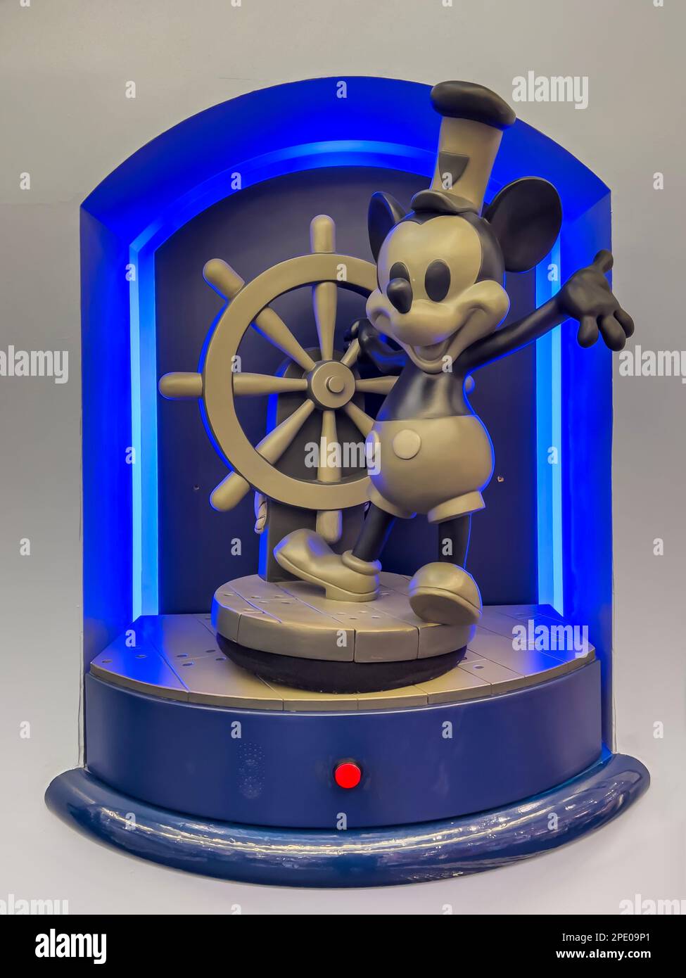Paris Frankreich - 04.06.2022: Ein Kunstobjekt der berühmten Disney-Cartoon-Figur Mickey Mouse im Museum für zeitgenössische Kunst Stockfoto
