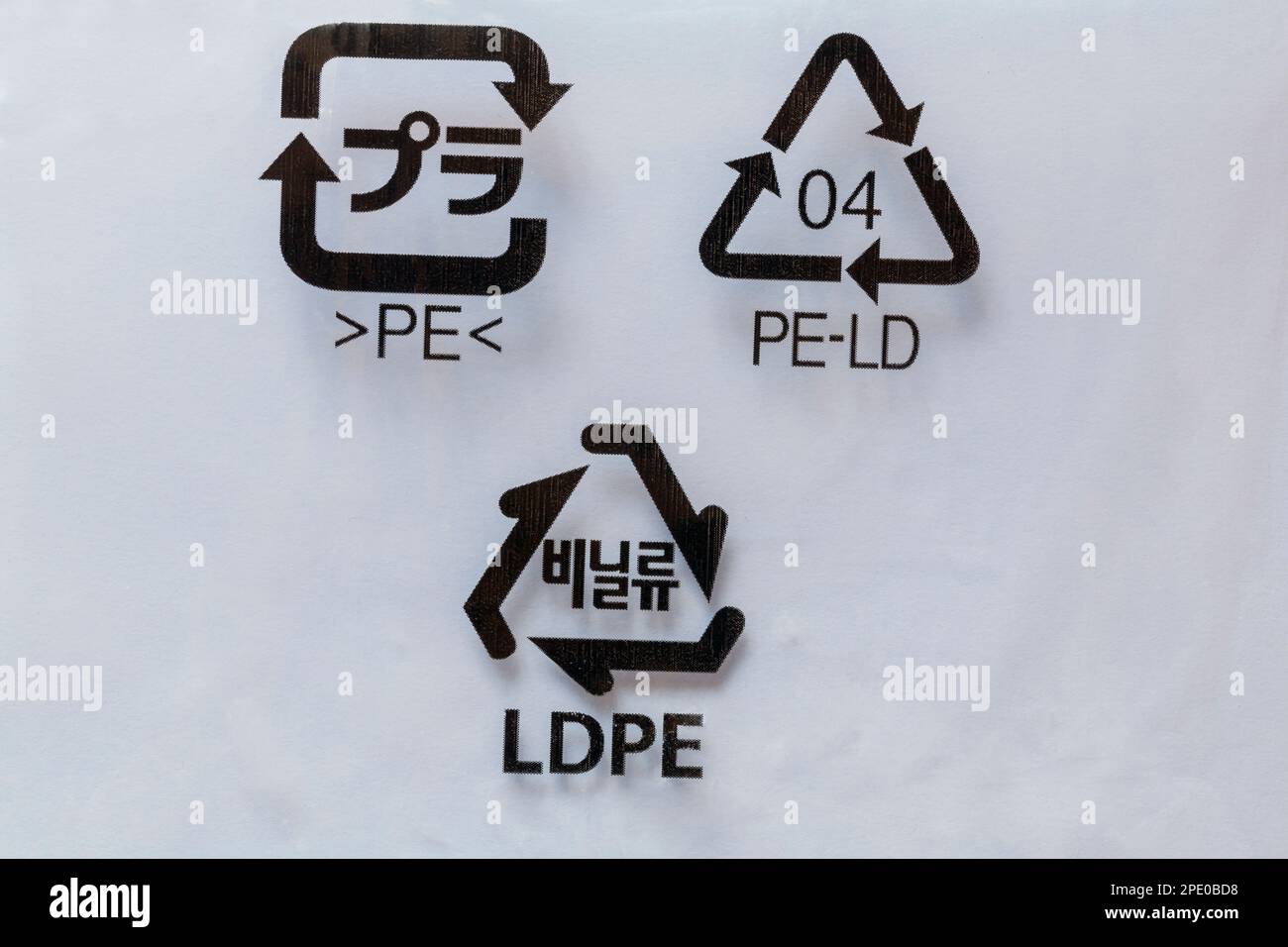 PE-LD 04 PE PE-LD Polyethylen niedriger Dichte 4 Stempel auf Plastikbeutelverpackung - Recycling-Symbole auf Kunststoffbeutel Stockfoto
