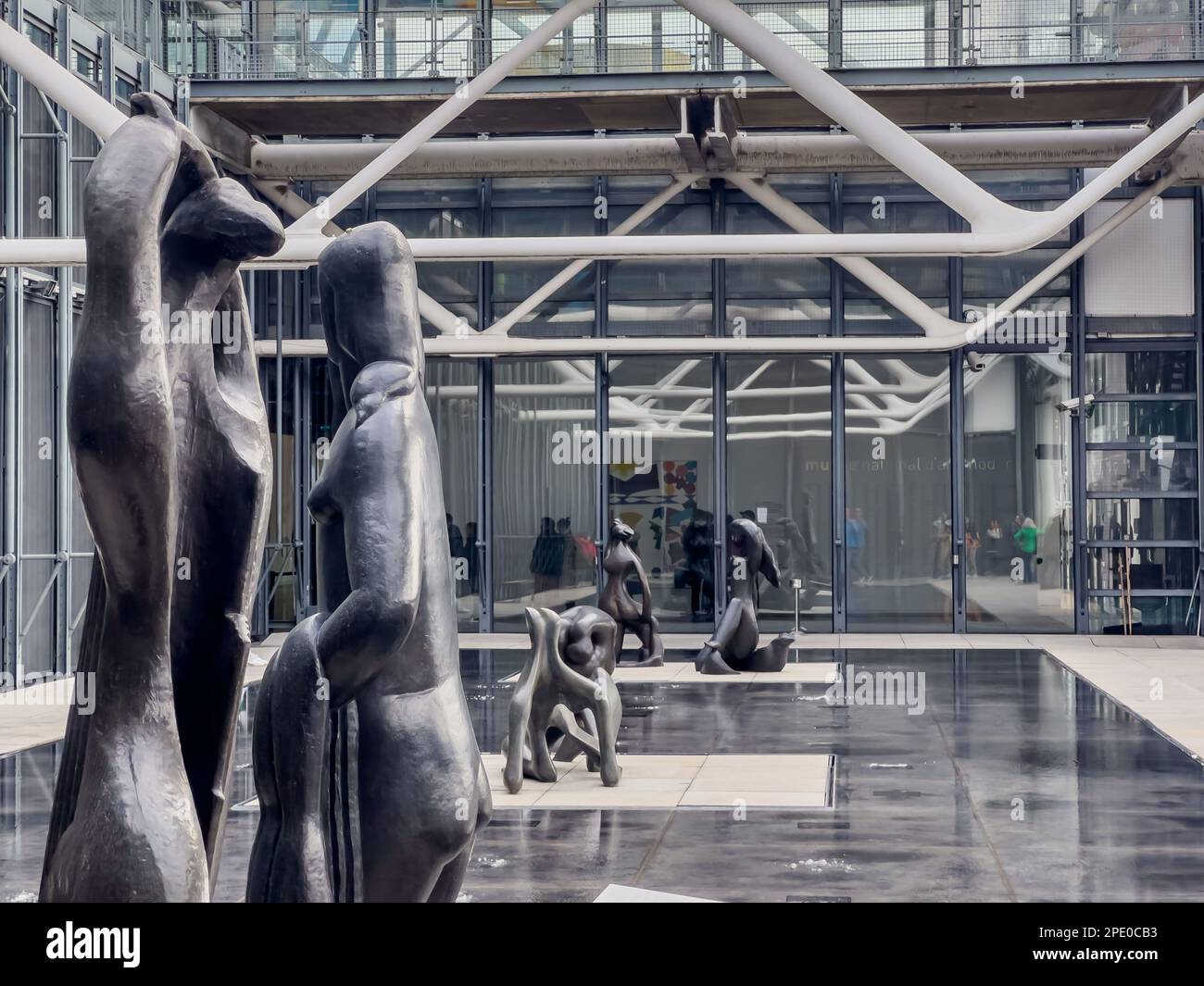 Paris Frankreich - 04.06.2022: Wunderschöne Skulpturen auf der Freiluftterrasse auf dem Museum für zeitgenössische Kunst im Zentrum von Pompidou. Reisen Stockfoto
