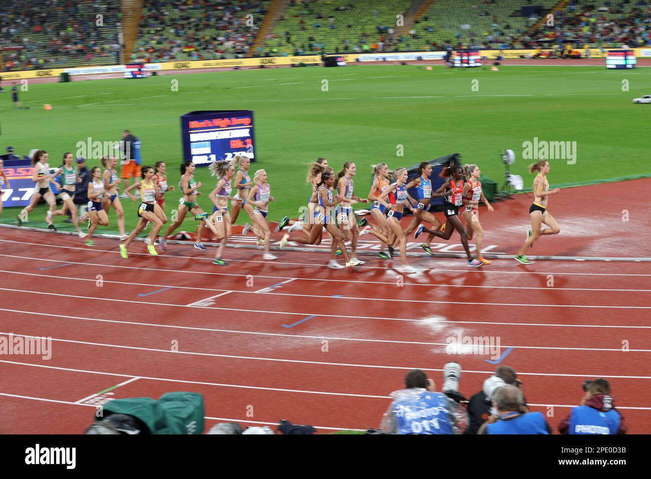 Die führende Gruppe der Frauen 5000m bei der europäischen Leichtathletikmeisterschaft 2022 Stockfoto