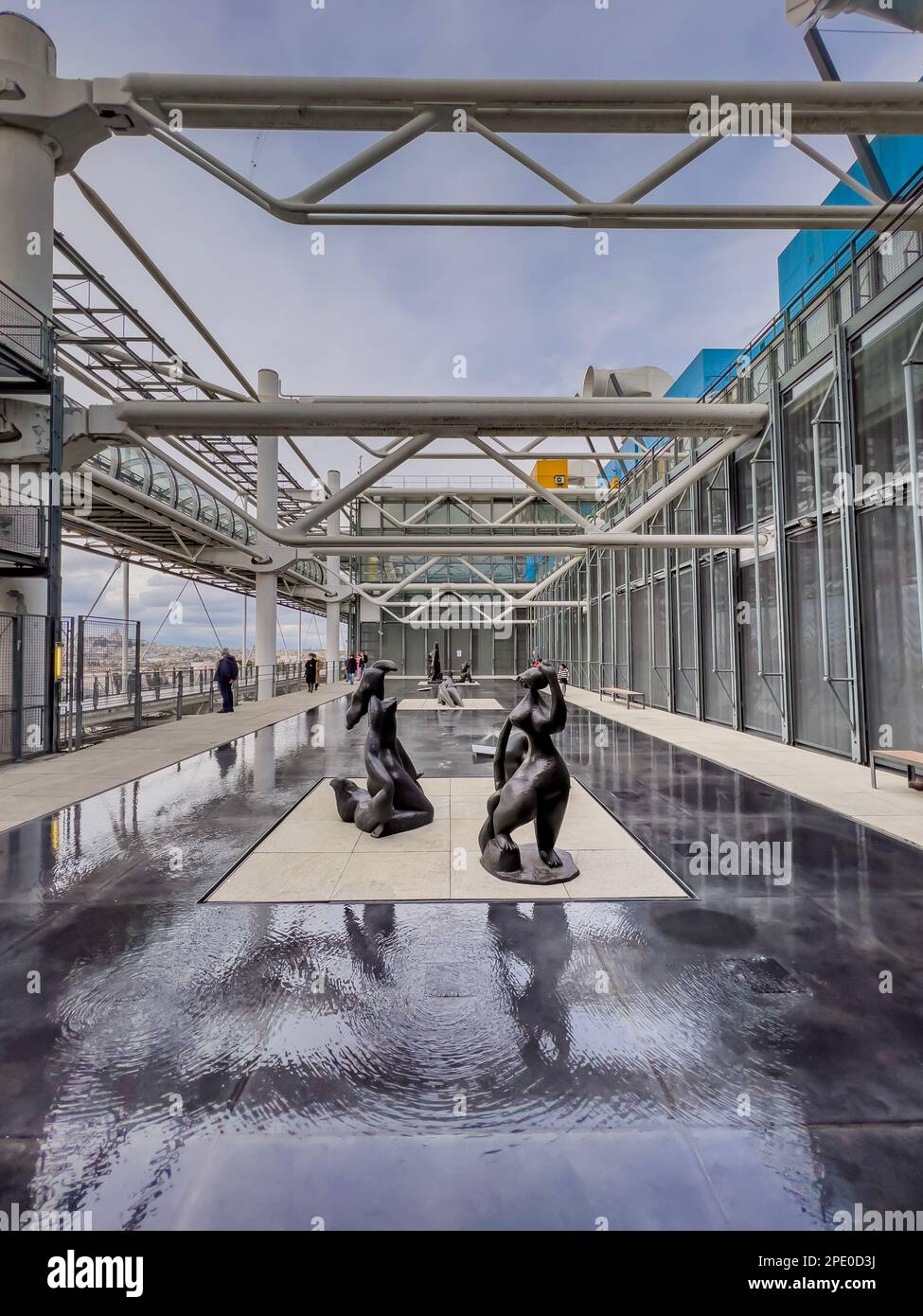 Paris Frankreich - 04.06.2022:wunderschöne Skulpturen auf der Freiluftterrasse auf dem Museum für zeitgenössische Kunst im Zentrum von Pompidou. Reisen Stockfoto