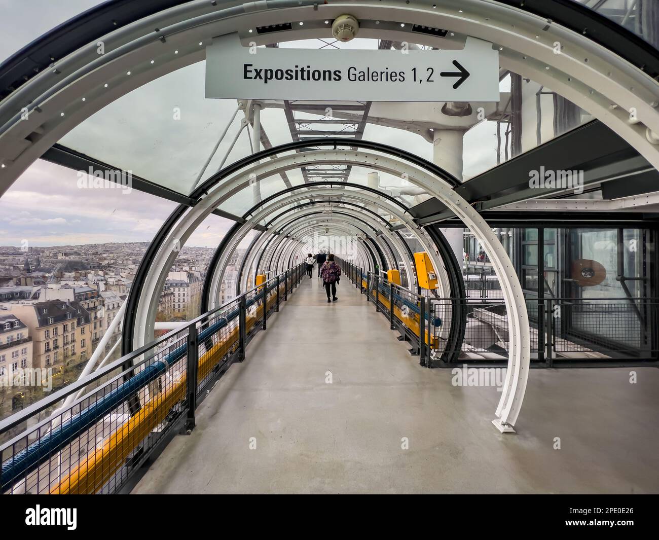 Paris Frankreich - 04.06.2022: Blick in den Glastunnel, der außerhalb des Museums für zeitgenössische Kunst im Zentrum von Pompidou errichtet wurde. Reiseziel-Konzept Stockfoto