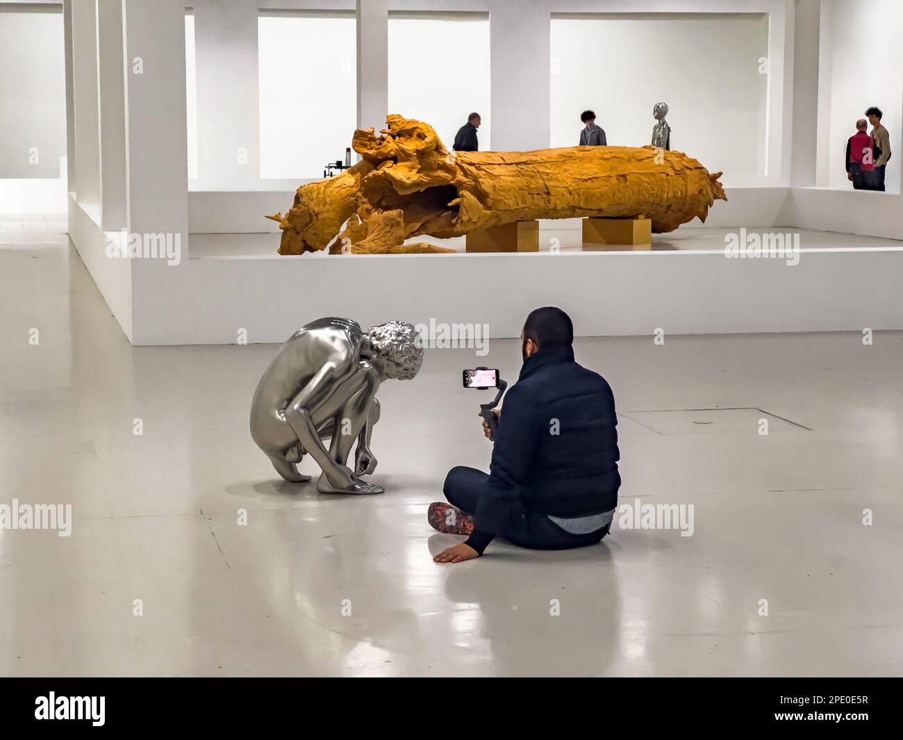 Paris Frankreich - 04.06.2022 Uhr: Rückansicht eines ungezwungenen, gekleideten Mannes, der auf dem Boden des Museums für zeitgenössische Kunst im Zentrum von Pompidou sitzt Stockfoto