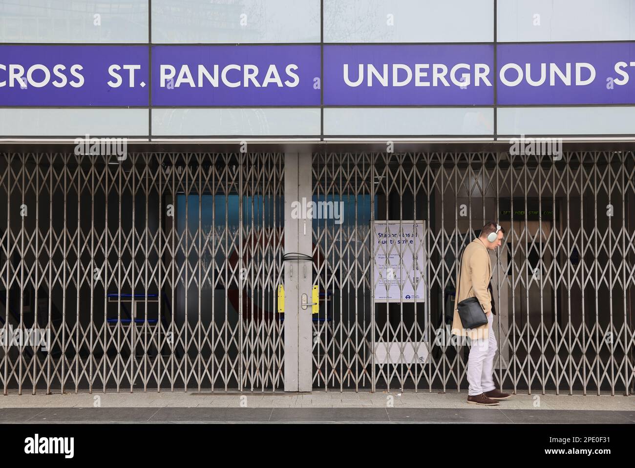 London, Vereinigtes Königreich, 15. März 2023. London wird zum Stillstand gebracht, als TFL-Röhrenarbeiter einen 24-Stunden-Streik begehen. Bahnhofsschilder begrüßten die Passagiere. Kredit: Monica Wells/Alamy Live News Stockfoto