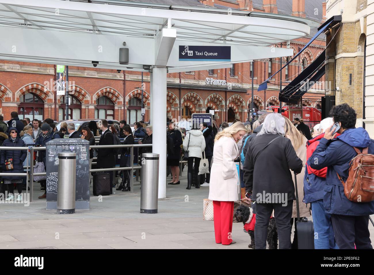 London, Vereinigtes Königreich, 15. März 2023. Lange Warteschlangen für Taxis vor den Bahnhöfen Kings Cross und St Pancras, da London mit einem 24-stündigen TFL-U-Bahn-Streik zum Stillstand gebracht wird. Kredit : Monica Wells/Alamy Live News Stockfoto