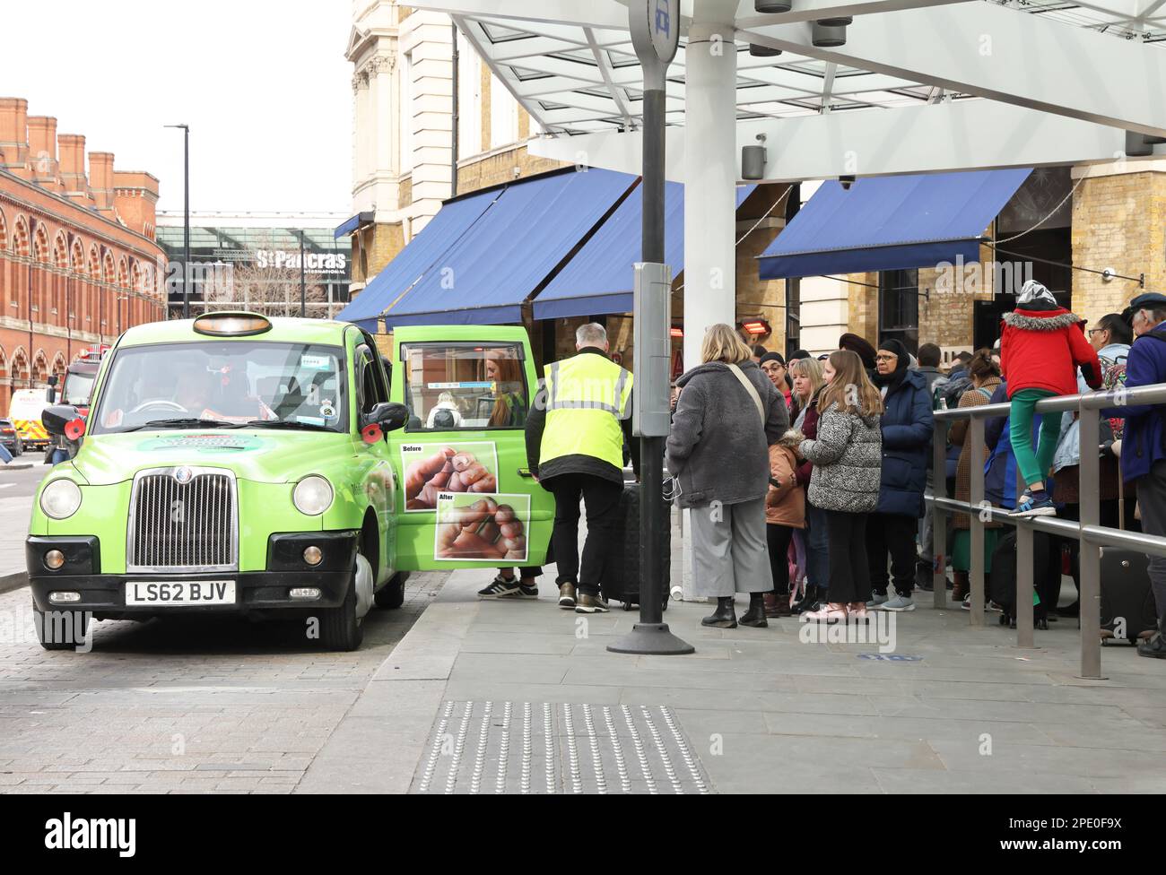 London, Vereinigtes Königreich, 15. März 2023. Lange Warteschlangen für Taxis vor den Bahnhöfen Kings Cross und St Pancras, da London mit einem 24-stündigen TFL-U-Bahn-Streik zum Stillstand gebracht wird. Kredit : Monica Wells/Alamy Live News Stockfoto