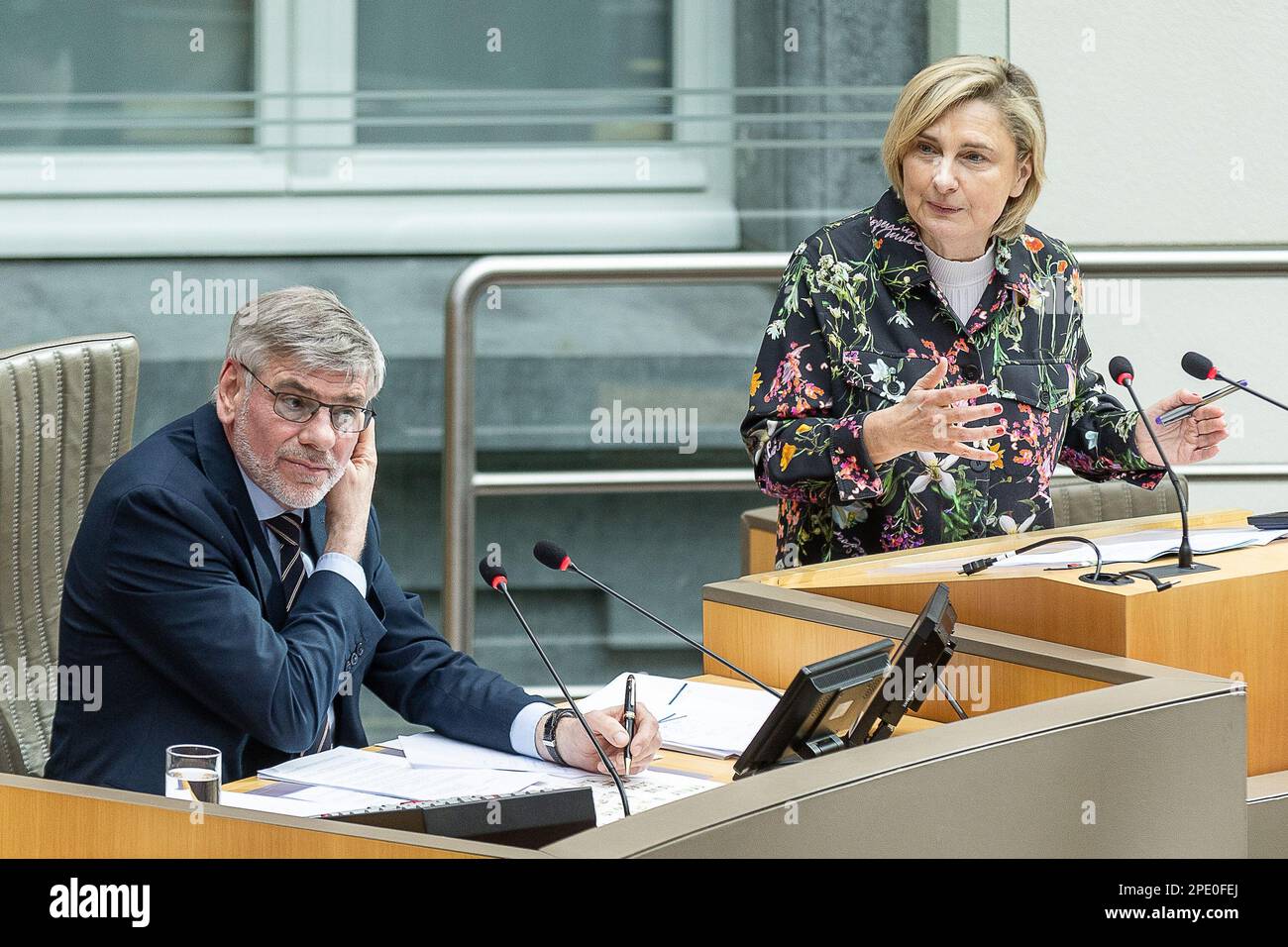 Brüssel, Den 15. März 2023 Vlaams Belangs Filip Dewinter und flämischer Sozialminister Hilde Crevits, abgebildet auf einer Plenarsitzung des Flämischen Parlaments am Mittwoch, den 15. März 2023 in Brüssel. BELGA FOTO JAMES ARTHUR GEKIERE Stockfoto