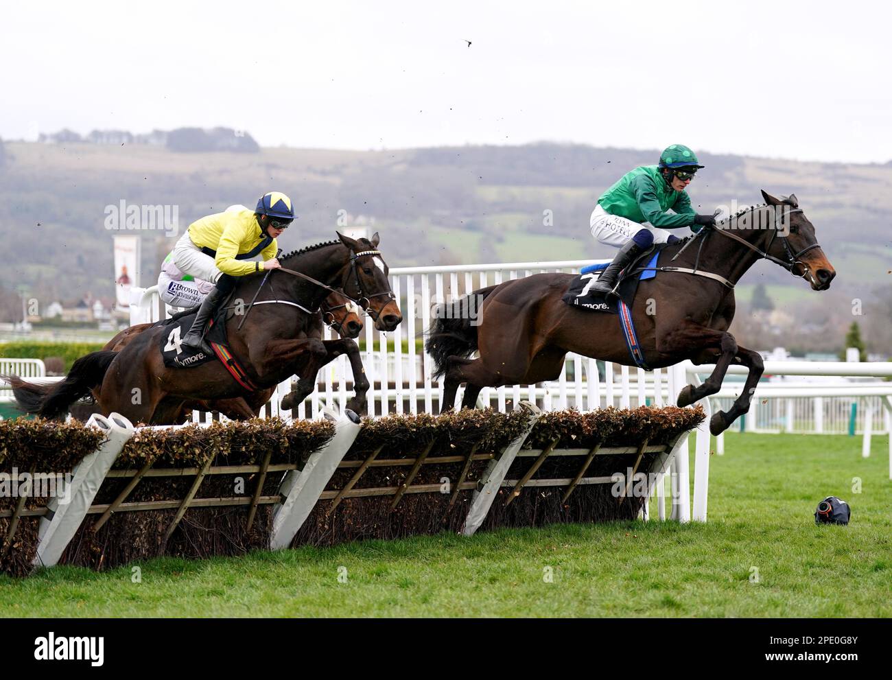 Impaire et Passe, geritten von Jockey Paul Townend (rechts) auf dem Weg, die Hürde der Ballymore Novice am zweiten Tag des Cheltenham Festivals auf der Rennbahn Cheltenham zu gewinnen. Bilddatum: Mittwoch, 15. März 2023. Stockfoto