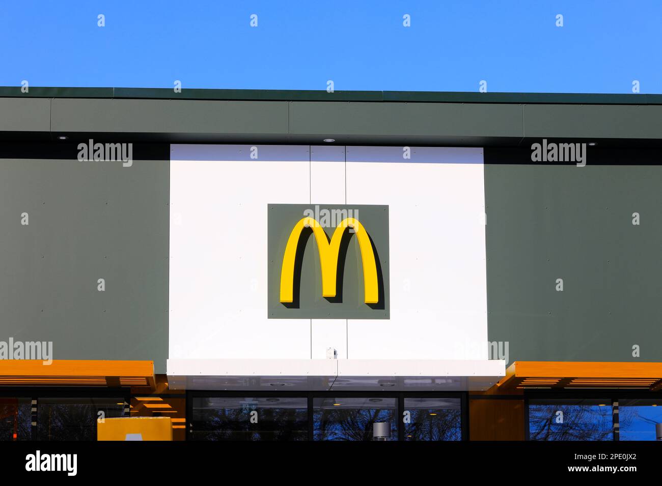 McDonalds-Logo am Eingang des Restaurants in Salo, Finnland. 12. März 2023. McDonald's ist die weltweit größte Fast-Food-Restaurantkette. Stockfoto