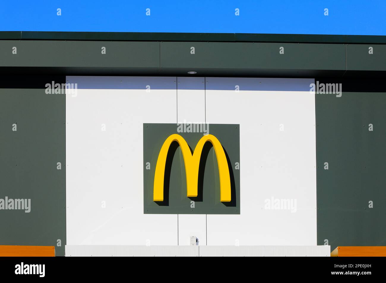 McDonalds-Logo am Eingang des Restaurants in Salo, Finnland. 12. März 2023. McDonald's ist die weltweit größte Fast-Food-Restaurantkette. Stockfoto