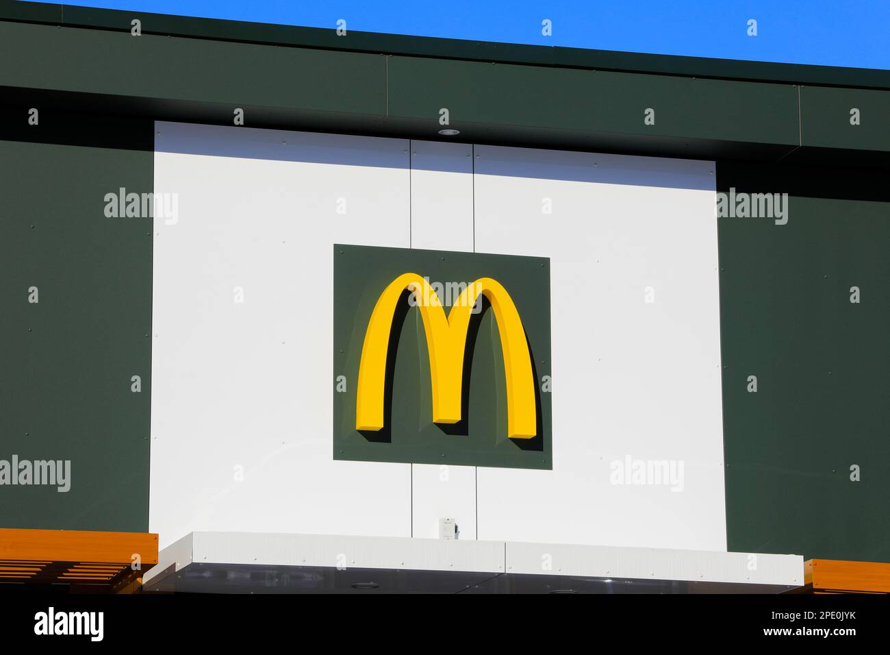 McDonalds Logo im Restaurant in Salo, Finnland. 12. März 2023. McDonald's ist die weltweit größte Fast-Food-Restaurantkette. Stockfoto