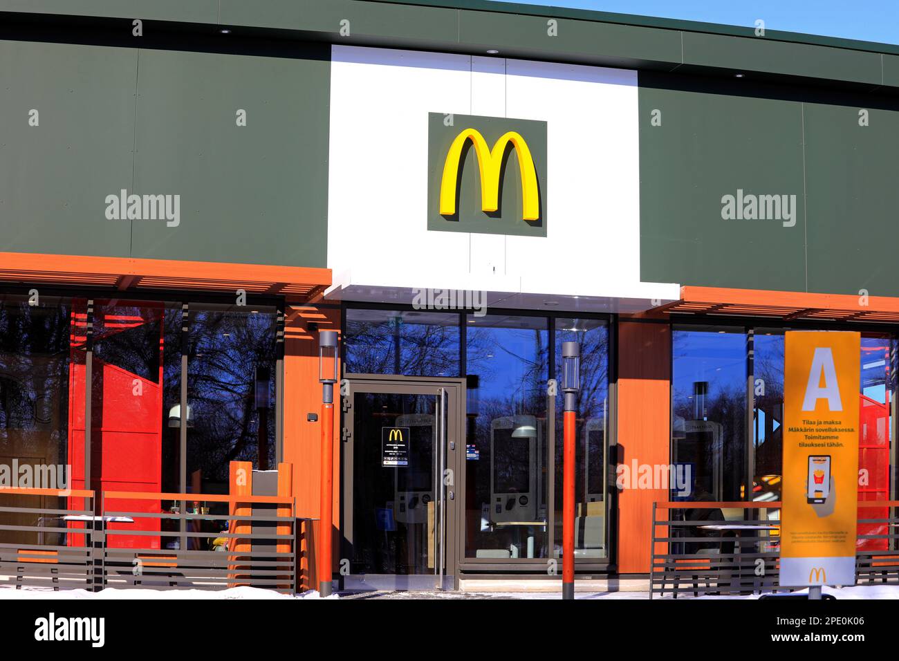 McDonalds Fast Food-Restaurant in Salo, Finnland. 12. März 2023. McDonald's ist die weltweit größte Fast-Food-Restaurantkette. Stockfoto