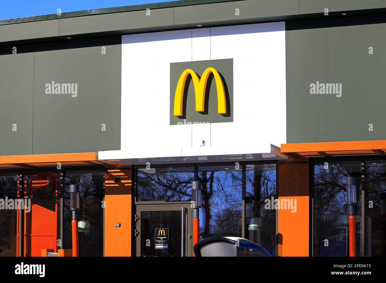 McDonalds Fast Food-Restaurant in Salo, Finnland. 12. März 2023. McDonald's ist die weltweit größte Fast-Food-Restaurantkette. Stockfoto