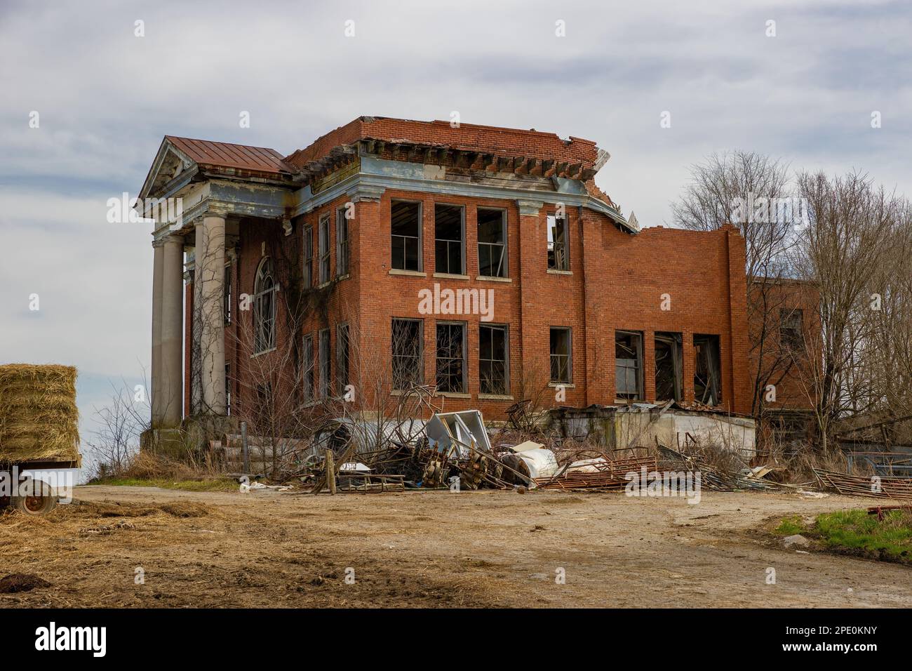 Lodi, Virginia, USA - 1. März 2023: Die Liberty Hall School, die von einer Landstraße aus gesehen wurde, 1915 erbaut und in den 1980er Jahren verlassen wurde, gehört nun einem Landwirt, der Stockfoto