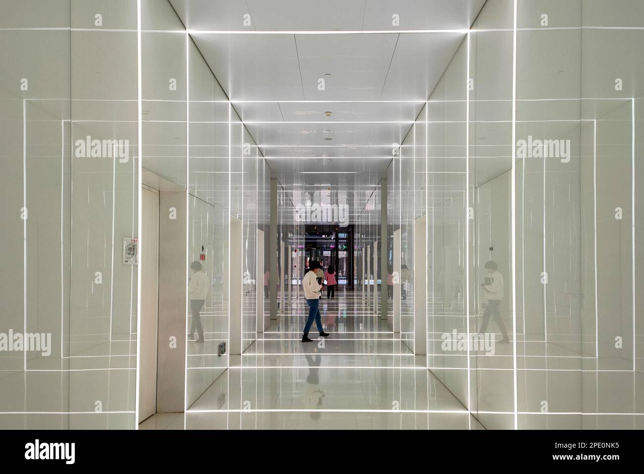 SHANGHAI, CHINA - 15. MÄRZ 2023 - eine Aufzugshalle in einem Bürogebäude in Shanghai, China, sieht aus wie eine Zeitschleife in einem Science-Fiction-Film, März Stockfoto