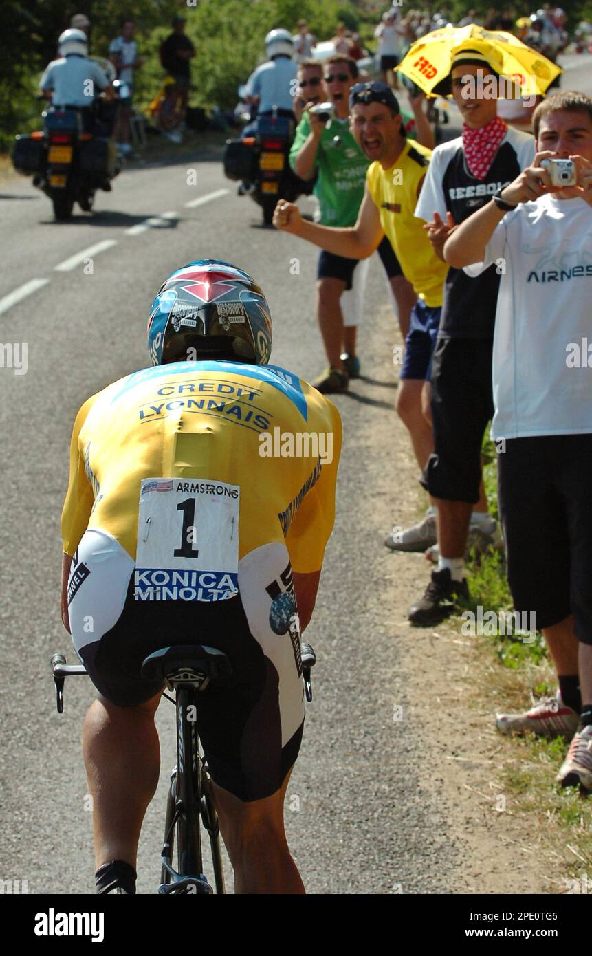 Spectators urge overall leader Lance Armstrong, of Austin, Texas, as he pedals during the 20th stage of the Tour de France cycling race, a 55.5-kilometer (34.5-mile) individual time trial looping around north of Saint-Etienne, central France, Saturday, July 23, 2005. Armstrong won the stage. (AP Photo/Bernard Papon, Pool) Stockfoto