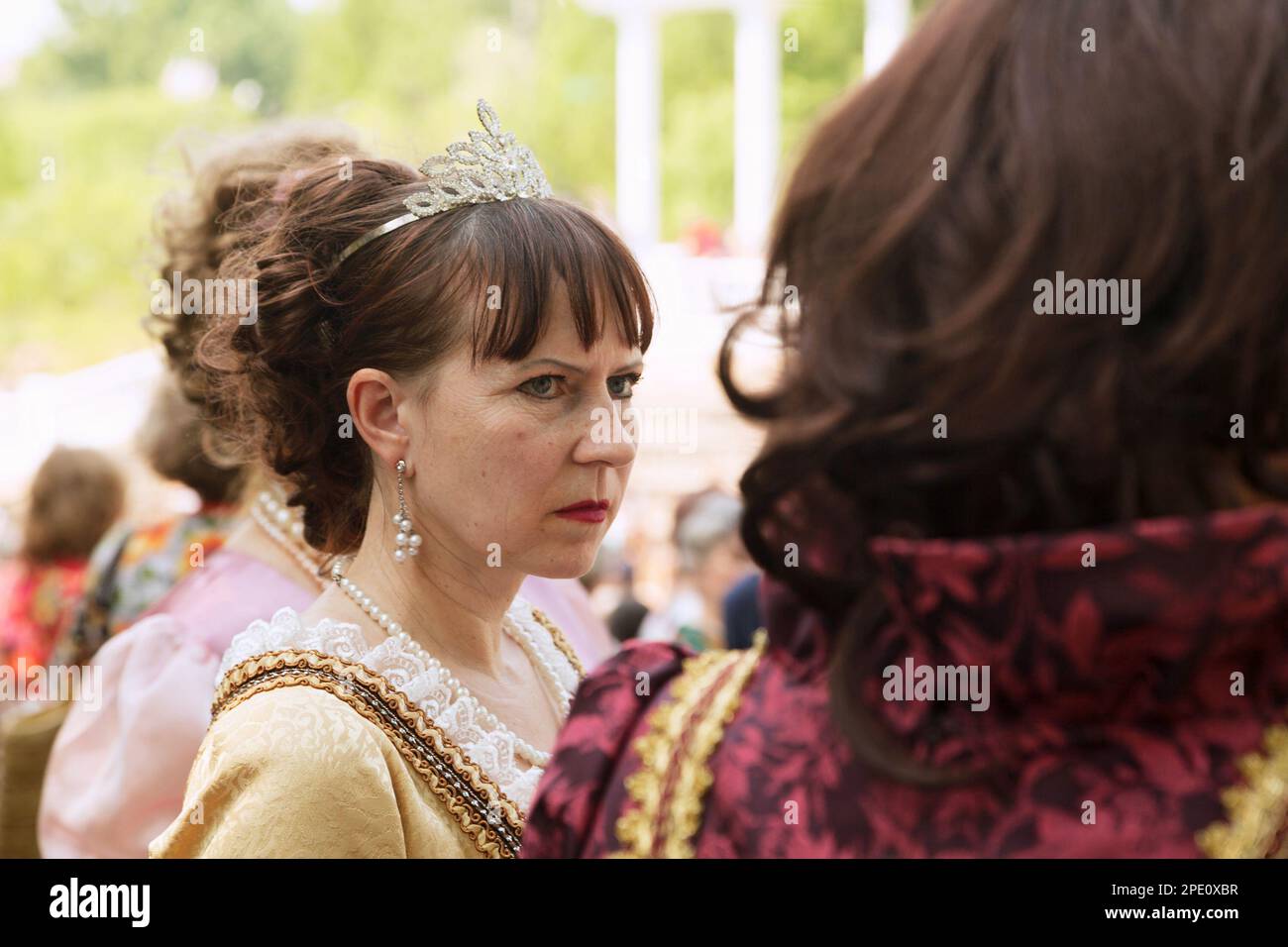 Chabarowsk, Russland - Juni 2, 2018: zwei Damen mittleren Alters tragen historische Kostüme auf einem Ball. Eine Frau in einem formalen Kleid sieht an einem anderen mit env Stockfoto