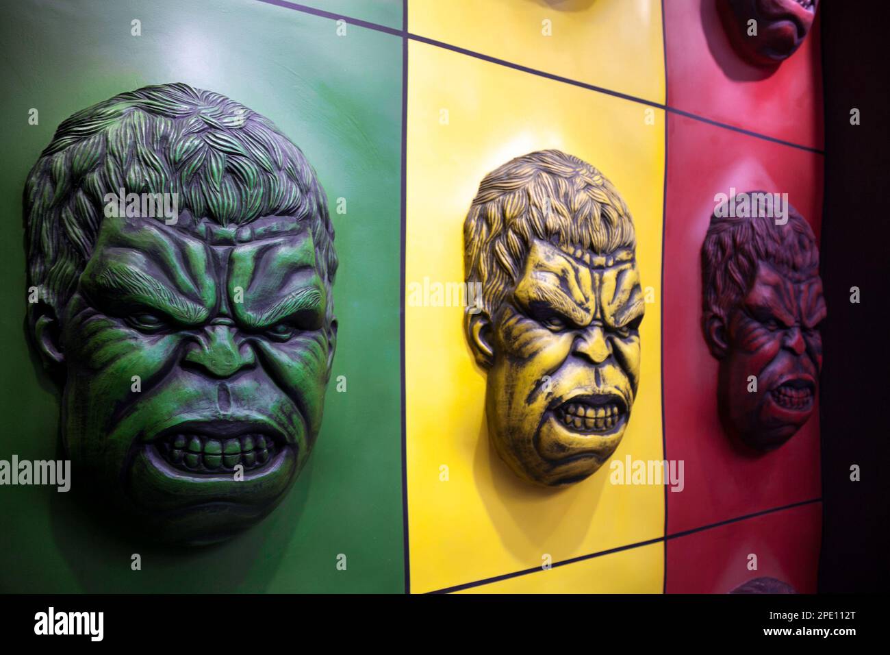 Chabarowsk, Russland - 1. Mai 2017: Hulk Gesicht bunte Wand-Dekoration in einem Freizeitpark. Comics wütend Charakterporträt im grünen, gelben und roten co Stockfoto