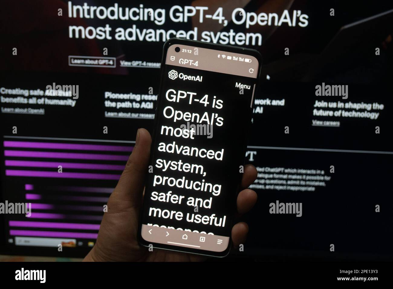 SHANGHAI, CHINA - 15. MÄRZ 2023 - Ein junger Mann besucht und testet OpenAI's neue GPT-4 in Shanghai, China, 15. März 2023. Am 14. März Eastern Time, O Stockfoto