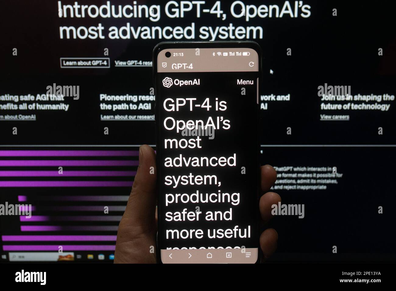 SHANGHAI, CHINA - 15. MÄRZ 2023 - Ein junger Mann besucht und testet OpenAI's neue GPT-4 in Shanghai, China, 15. März 2023. Am 14. März Eastern Time, O Stockfoto