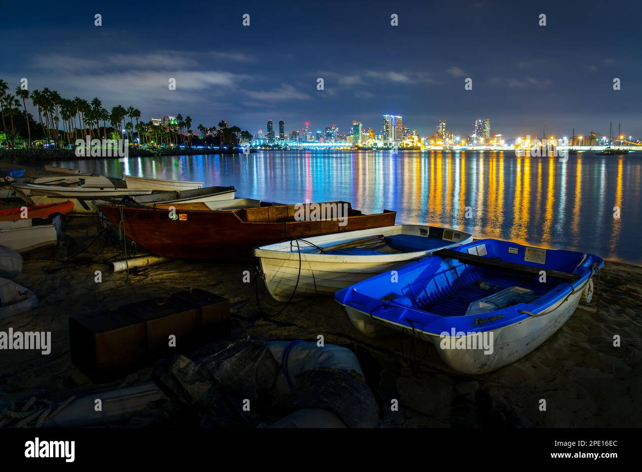 Boote auf Coronado Island, San Diego Bay und Skyline bei Nacht, Kalifornien Stockfoto