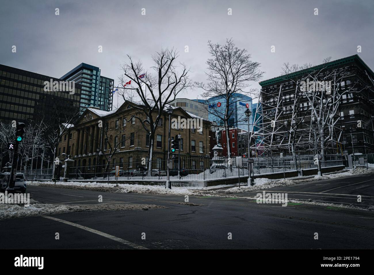 Ein Blick auf den Province House Square vom george Street Contianing Province House und neue Presseblocke mit der Fassade des Kenny-Dennis Gebäudes Stockfoto