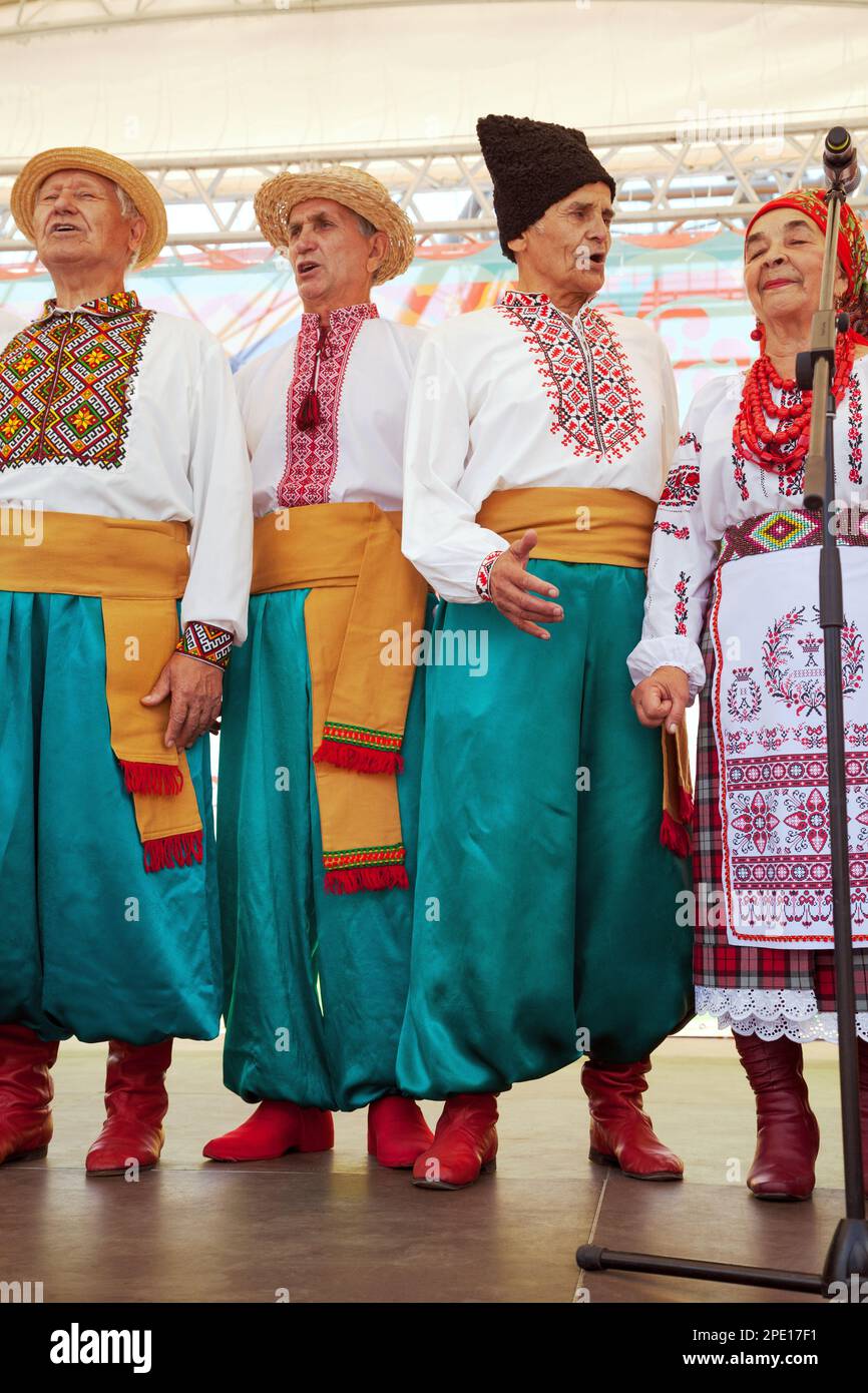 Chabarowsk, Russland - Juli 8, 2018: ukrainische Folk choir in einem Stadium durchführen. Gruppe der älteren Menschen, ethnischen Trachten singt auf einem Con Stockfoto