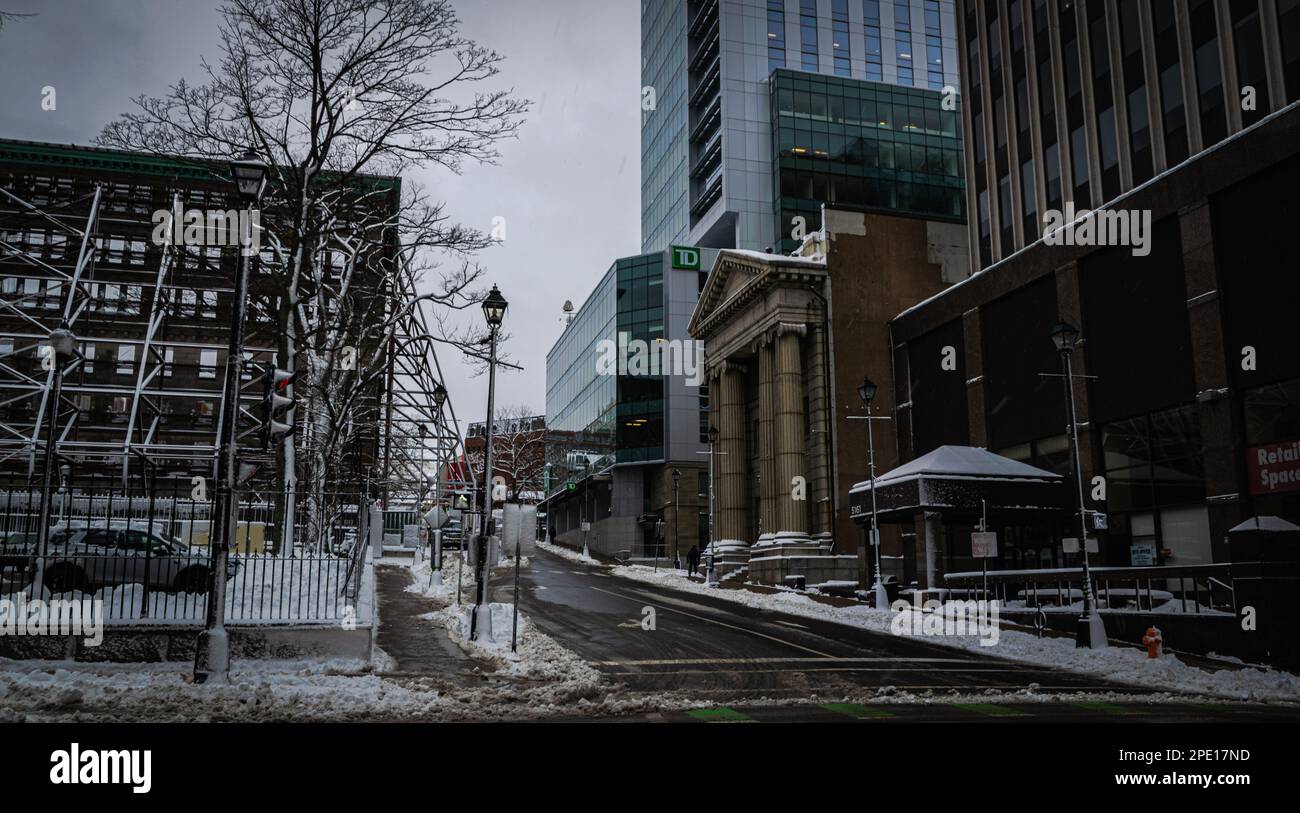 Ein Winterblick auf die george Street und die Baustelle des Pressblocks, der das alte Kenny-Dennis Building beherbergt Stockfoto