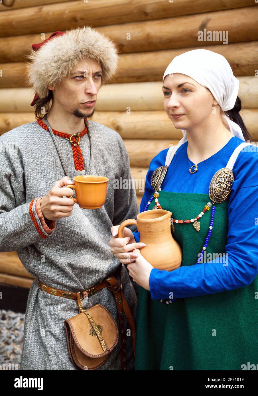Khabarowsk, Russland - 11. Juni 2017: Junges Paar in mittelalterlichen Kostümen. Mann und Frau in Bauernkleidung mittleren Alters bei der historischen Nachstellung Stockfoto