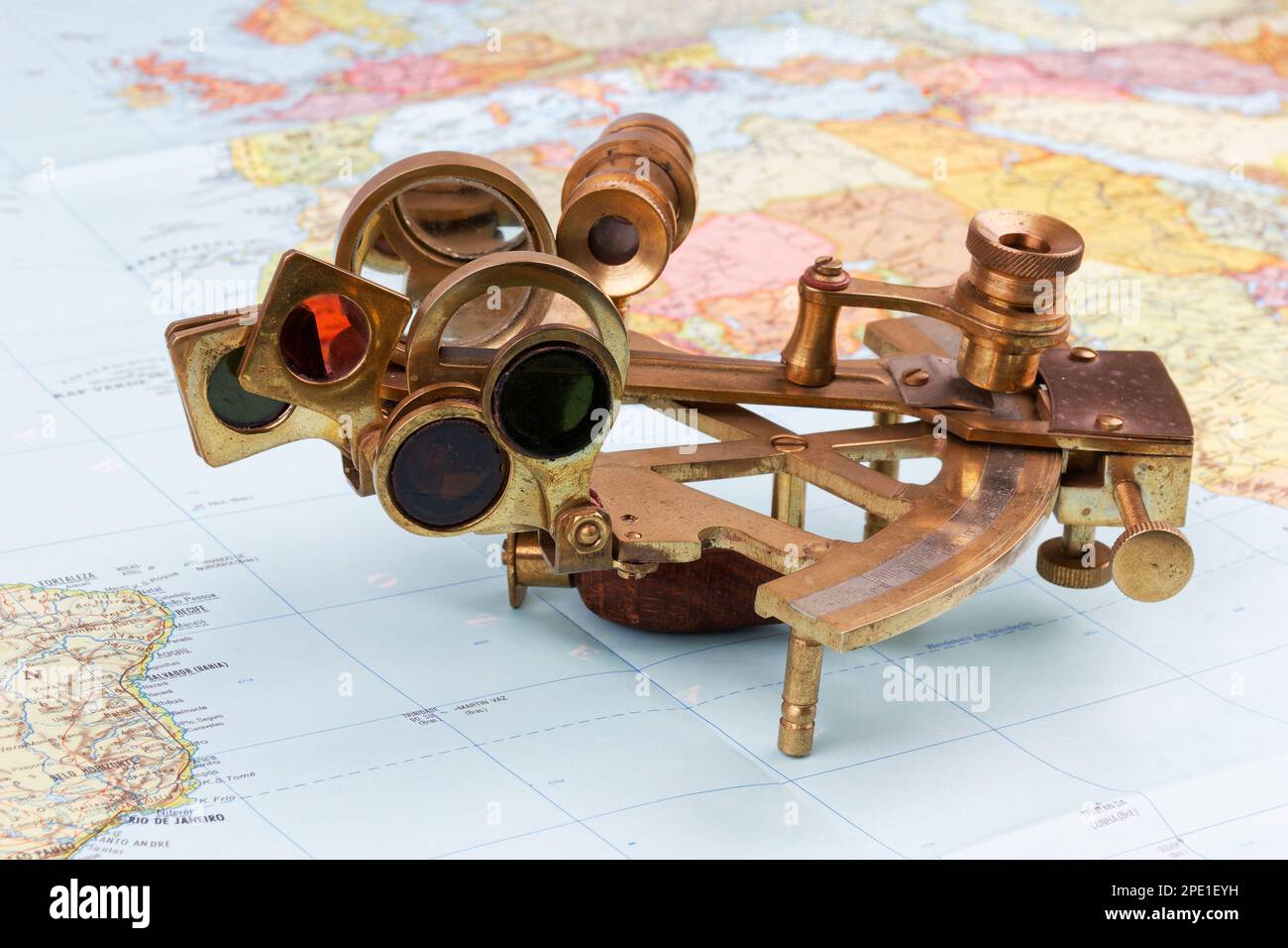 Nautischer Sextant mit Optik, der auf der Papierweltkarte liegt Stockfoto