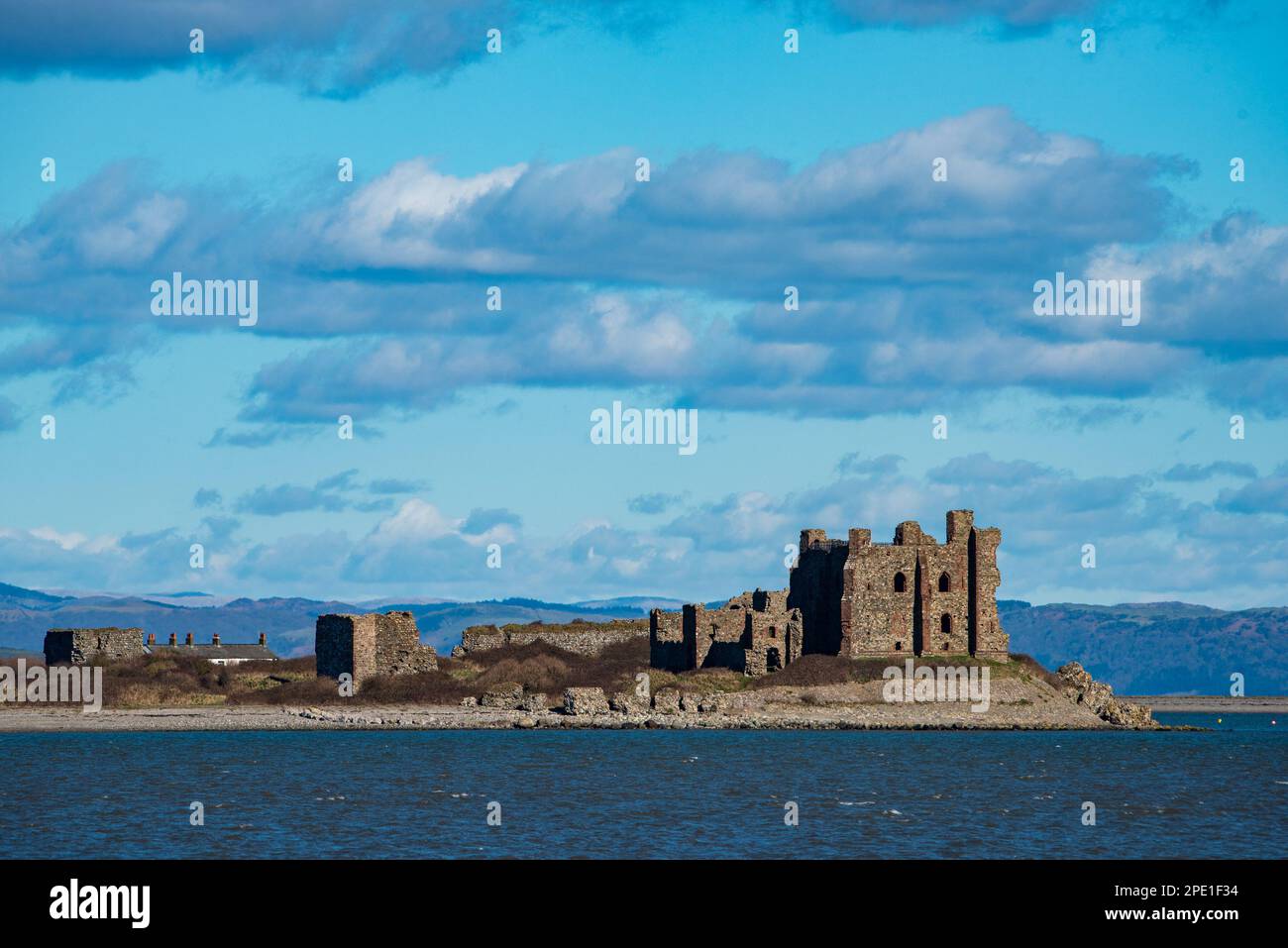 Ein Blick auf Piel Castle auf Piel Island von Walney Island, Barrow-in-Furness, Cumbria, Großbritannien Stockfoto
