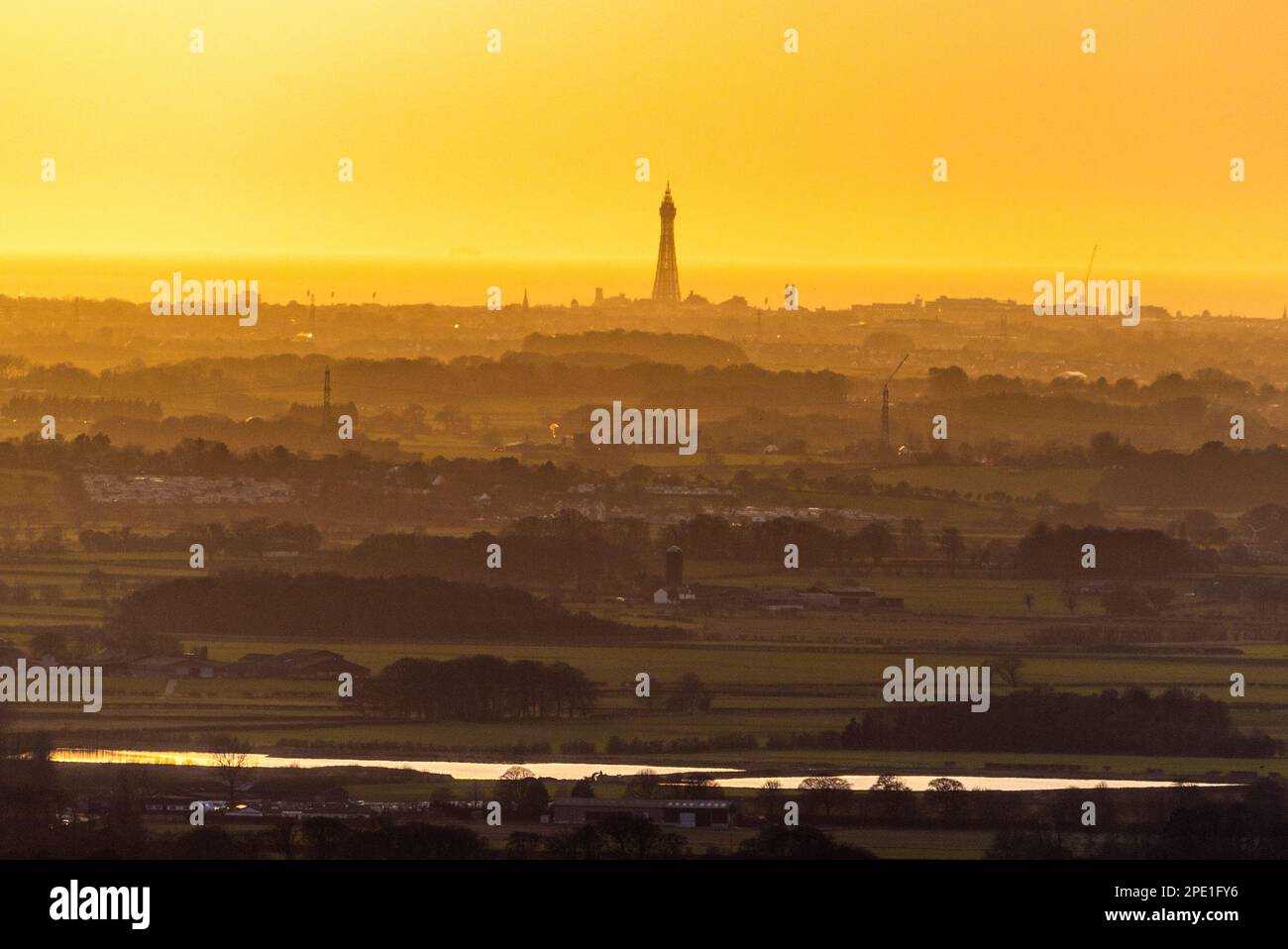 Sonnenuntergang über der Fylde mit Blackpool Tower, Blackpool, Lancashire, Großbritannien. Stockfoto