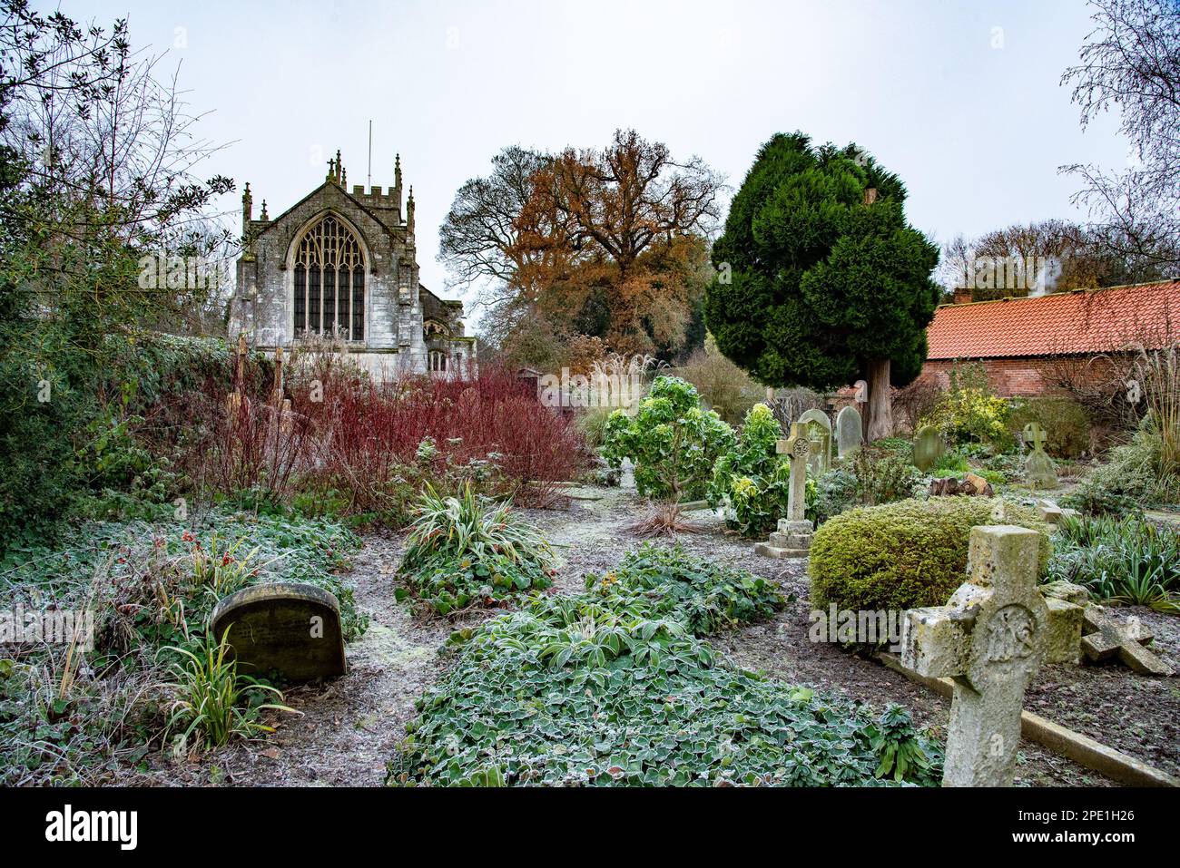 Ein eisiger Friedhof, All Saints Church, Bolton Percy, Tadcaster, Yorkshire, UK Stockfoto