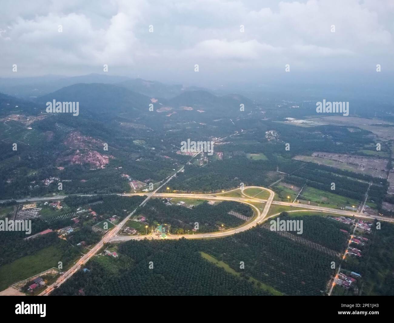 Bagan Samak, Perak, Malaysia - September 07 2022: Luftaufnahme PLUS Mautgebühr Bandar Bahru leuchtet in blauer Stunde Stockfoto