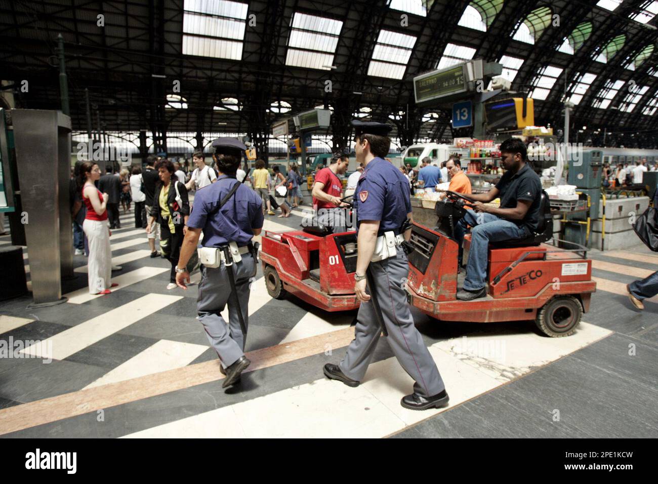 Police officers patrol at the central railway station in Milan, Italy, Wednesday July 13, 2005. Italy's interior minister Giuseppe Pisanu proposed sweeping anti-terrorism measures to parliament , including allowing police to detain suspects longer without charges. (AP Photo/Luca Bruno) Stockfoto