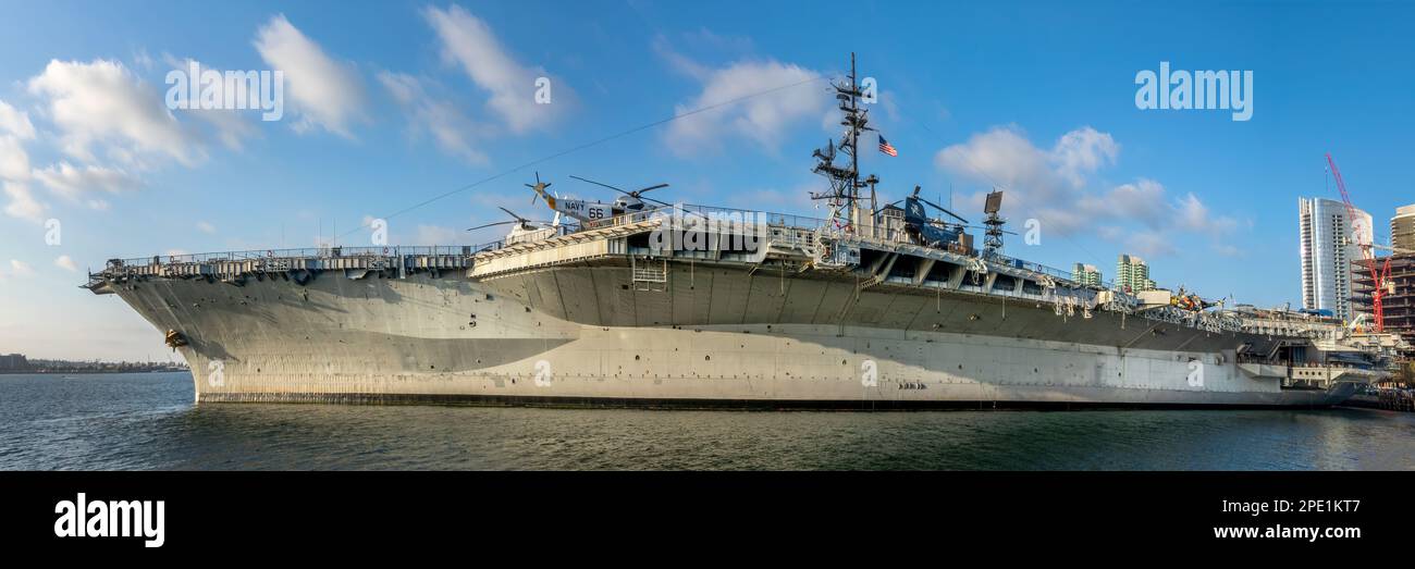 Panoramablick auf die USS Midway, Flugzeugträgermuseum im Hafen von San Diego, Kalifornien Stockfoto