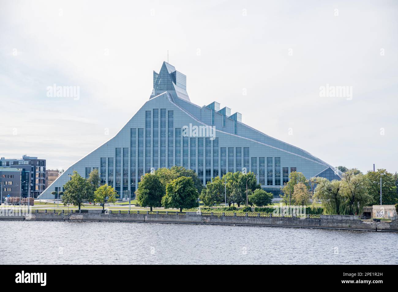 Das Hauptgebäude „Schloss des Lichts“ der Nationalbibliothek von Lettland in Riga, Lettland Stockfoto