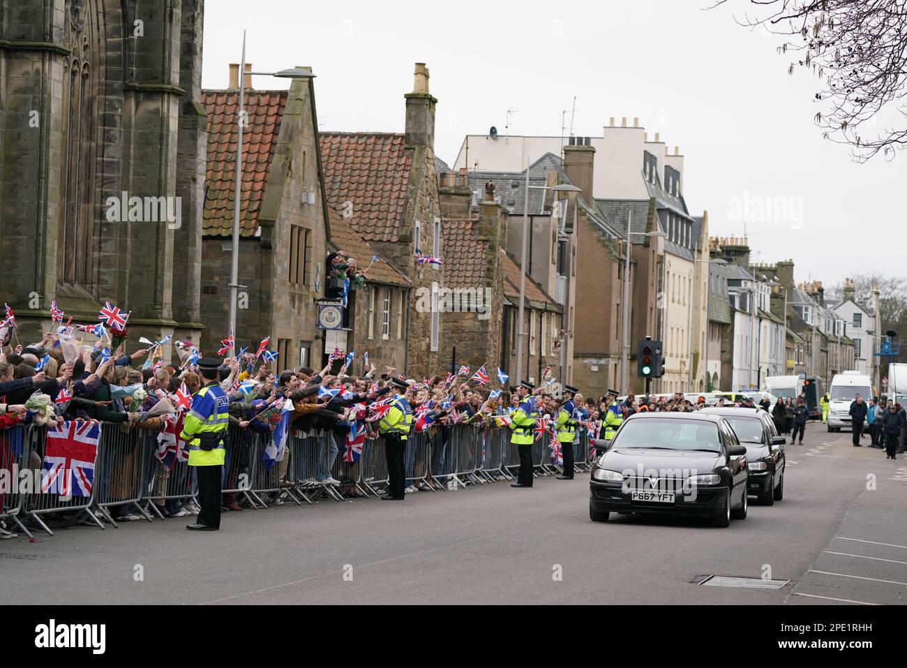 Ed McVey (im Auto) spielt die Rolle von Prinz William, während sie Szenen für die nächste Staffel der Krone in St. Andrews, Schottland, drehen. Bilddatum: Mittwoch, 15. März 2023. Stockfoto