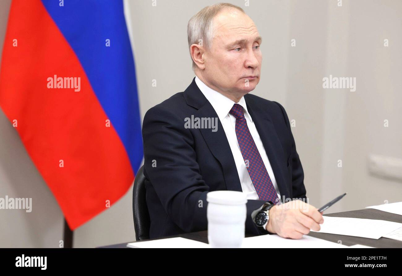 Ulan-Ude, Russland. 14. März 2023. Der russische Präsident Wladimir Putin leitet eine abgelegene und persönliche Konferenz, auf der die Entwicklung der Fernost-Region Russlands aus dem Ulan-Ude-Flugzeugwerk erörtert wird, am 14. März 2023 in Ulan-Ude, Buryatien, Russland. Kredit: Mikhail Metzel/Kreml Pool/Alamy Live News Stockfoto