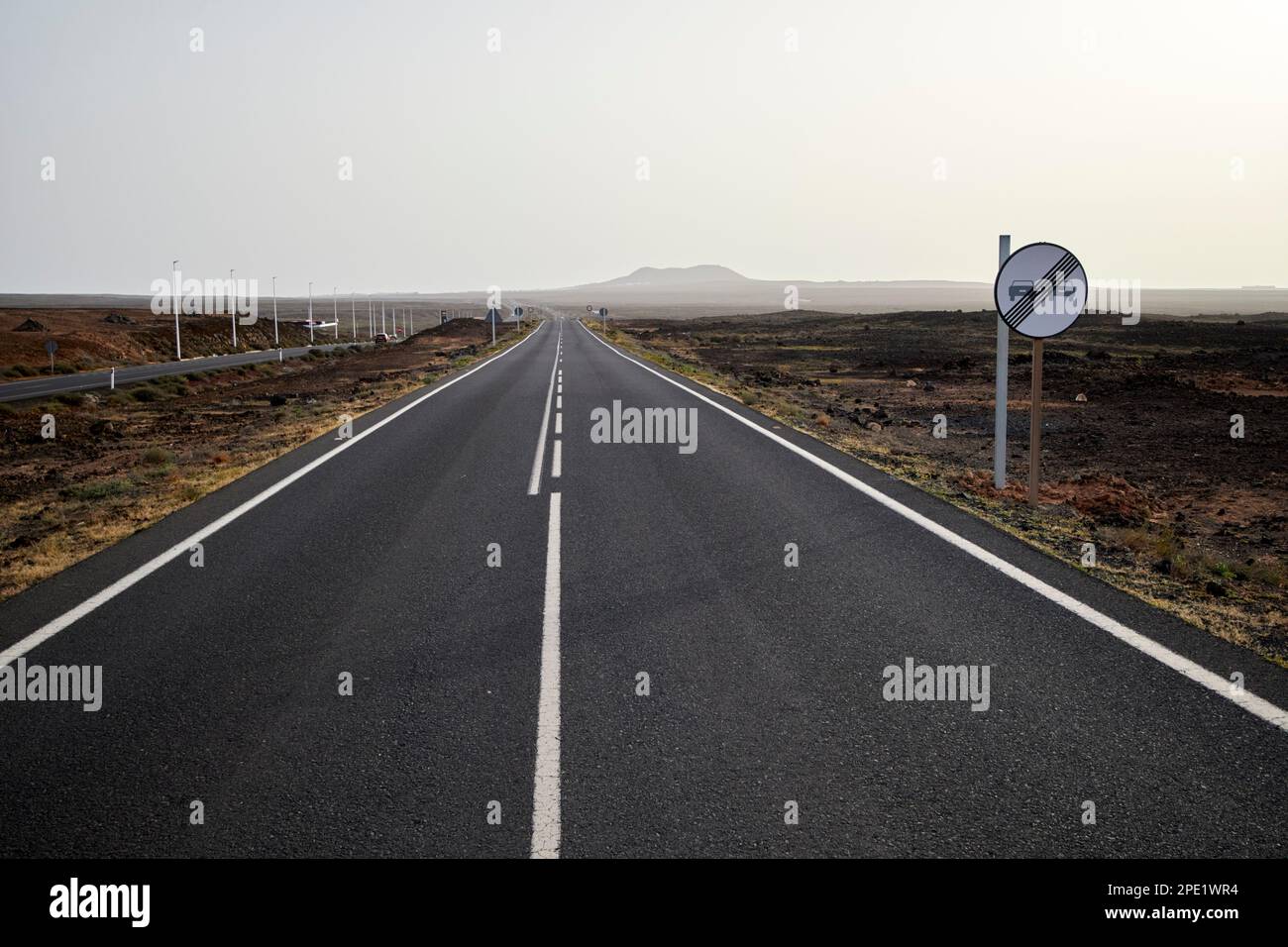 lz-701 Ortsstraße zwischen playa blanca und salinas de janubio ist jetzt eine der wichtigsten Radwege Lanzarote, Kanarische Inseln, Spanien Stockfoto
