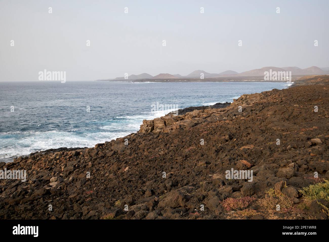 Felsige Küste und Klippen mit rauem Meer an der Westküste von Lanzarote in der Nähe von janubio, Kanarische Inseln, Spanien Stockfoto
