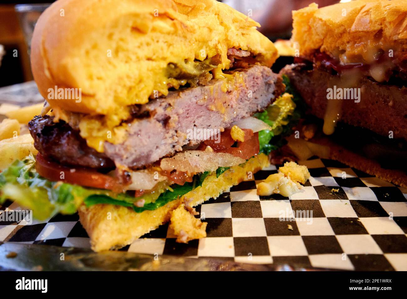 Mittelgroßer, voll beladener Hamburger in zwei Stücken in einem Restaurant auf Lanzarote, Kanarische Inseln, Spanien Stockfoto