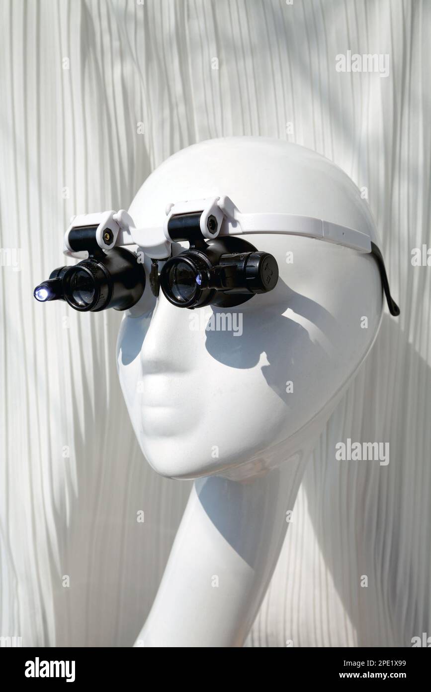 Schaufensterpuppe mit Doppellupe und LED-Beleuchtung. Freisprechbrille mit hoher Vergrößerung für Profis, Spezialisten, Stockfoto