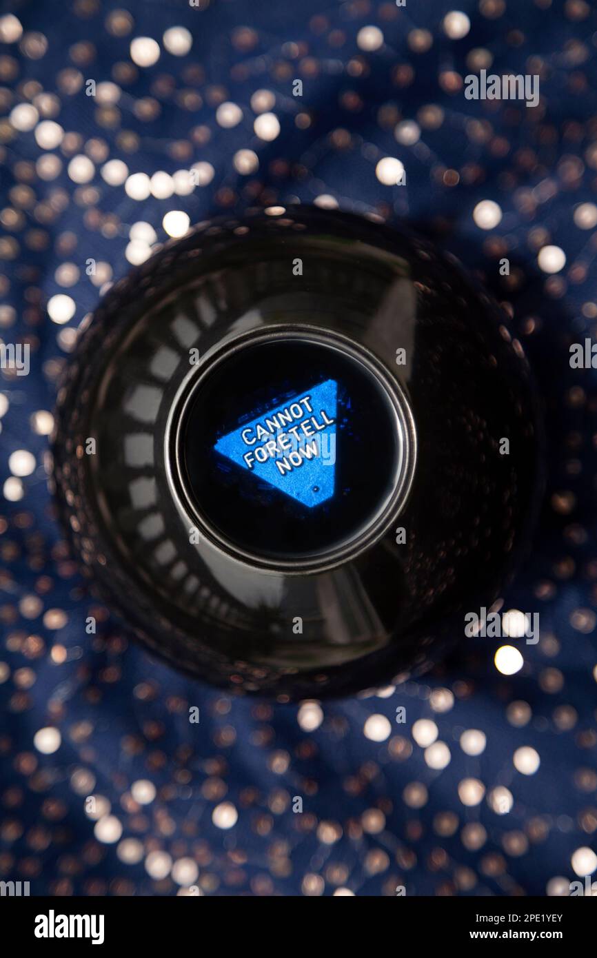 Magic Ball-Spiel, das sich weigert, eine Frage zu beantworten. Ein Glücksbringer, der sagt, die Zukunft sei unbekannt Stockfoto