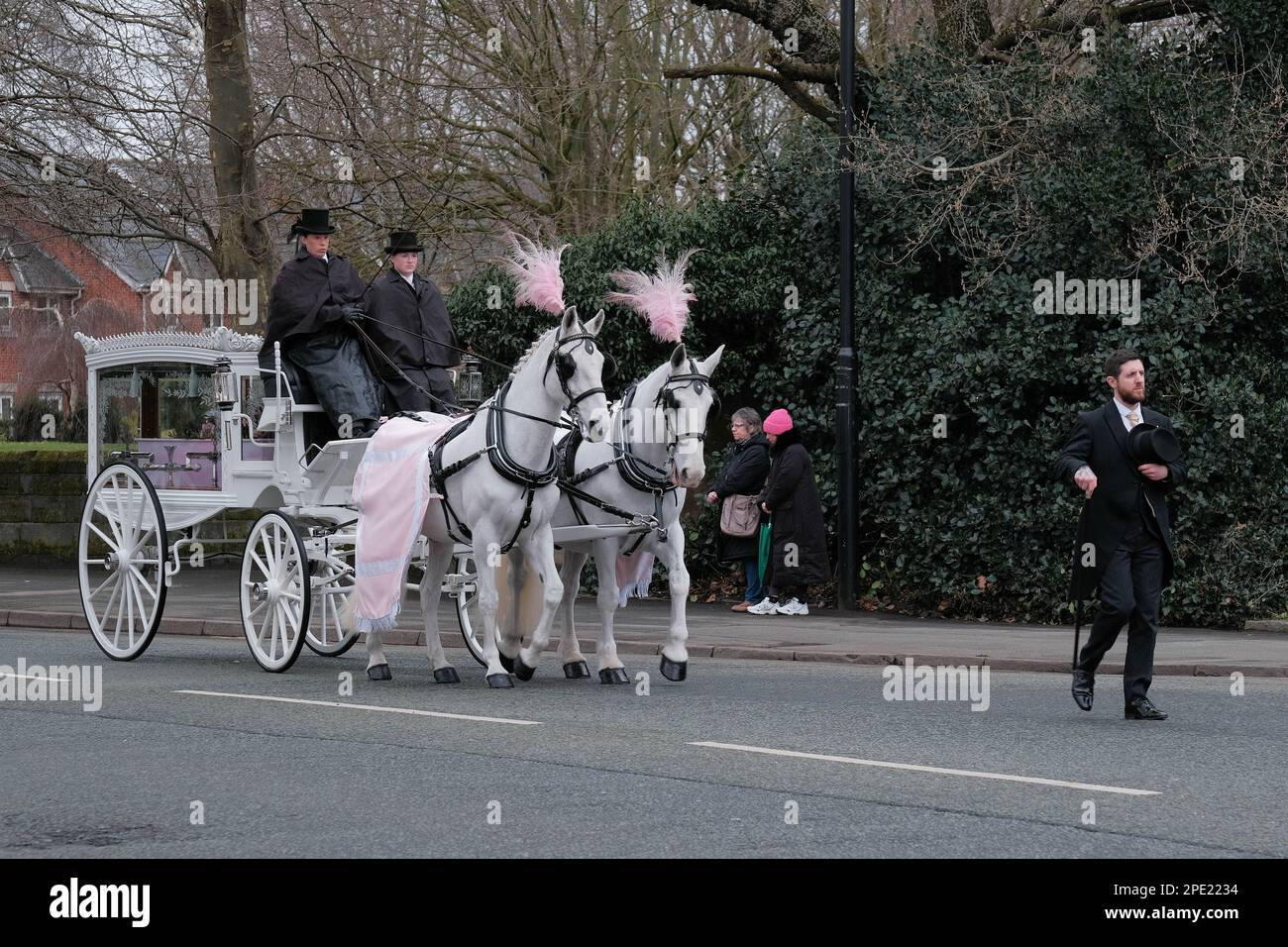 St. Elfin's Church, Warrington, Großbritannien - 15. März 2023 - die Beerdigung findet von Brianna Ghey in St. Elfin's Church in Warrington. Brianna, ein Transgender-Mädchen, wurde am Samstag, den 11. Februar, in Culcheth Linear Park, Warrington, Cheshire, erstochen. Sie war 16 Jahre alt. Ein Mädchen aus Warrington, Cheshire und ein Junge aus Leigh, Lancashire, beide im Alter von 15 Jahren, wurden wegen Mordes angeklagt. Credit Mark Lear/Alamy Live News Stockfoto