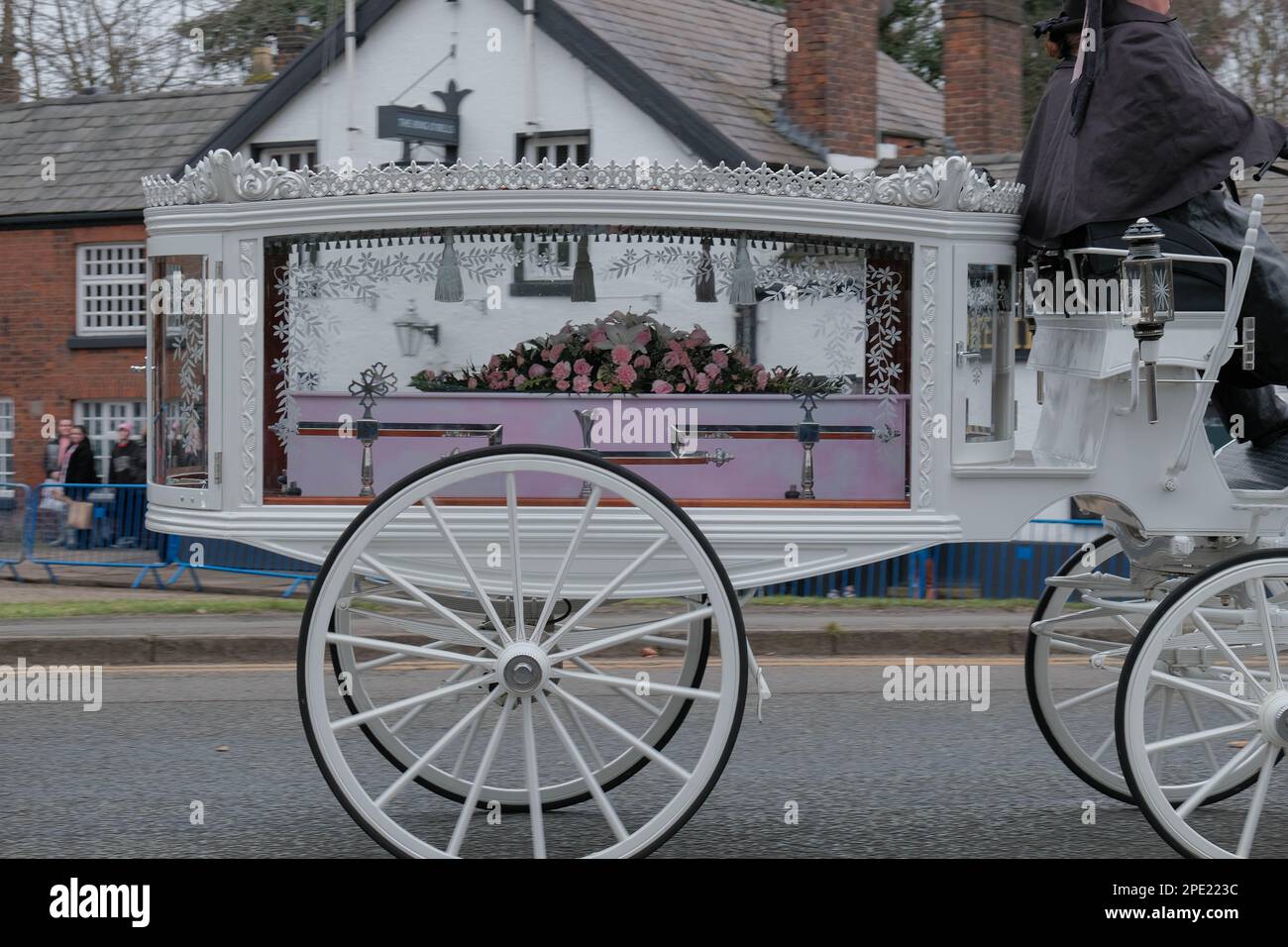 St. Elfin's Church, Warrington, Großbritannien - 15. März 2023 - die Beerdigung findet von Brianna Ghey in St. Elfin's Church in Warrington. Brianna, ein Transgender-Mädchen, wurde am Samstag, den 11. Februar, in Culcheth Linear Park, Warrington, Cheshire, erstochen. Sie war 16 Jahre alt. Ein Mädchen aus Warrington, Cheshire und ein Junge aus Leigh, Lancashire, beide im Alter von 15 Jahren, wurden wegen Mordes angeklagt. Credit Mark Lear/Alamy Live News Stockfoto