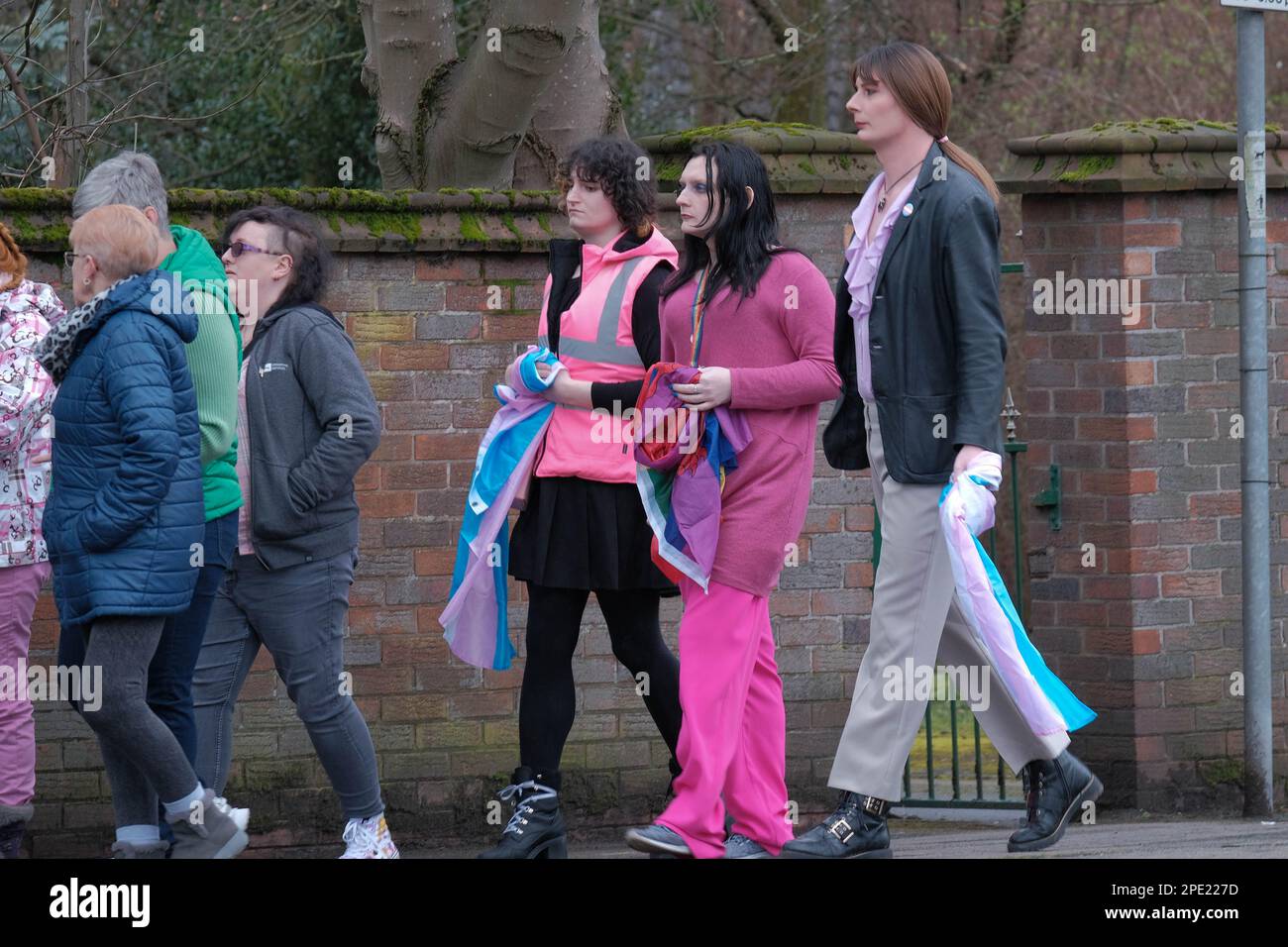 St. Elfin's Church, Warrington, Großbritannien - 15. März 2023 - die Beerdigung findet von Brianna Ghey in St. Elfin's Church in Warrington. Brianna, ein Transgender-Mädchen, wurde am Samstag, den 11. Februar, in Culcheth Linear Park, Warrington, Cheshire, erstochen. Sie war 16 Jahre alt. Ein Mädchen aus Warrington, Cheshire und ein Junge aus Leigh, Lancashire, beide im Alter von 15 Jahren, wurden wegen Mordes angeklagt. Credit Mark Lear/Alamy Live News Stockfoto